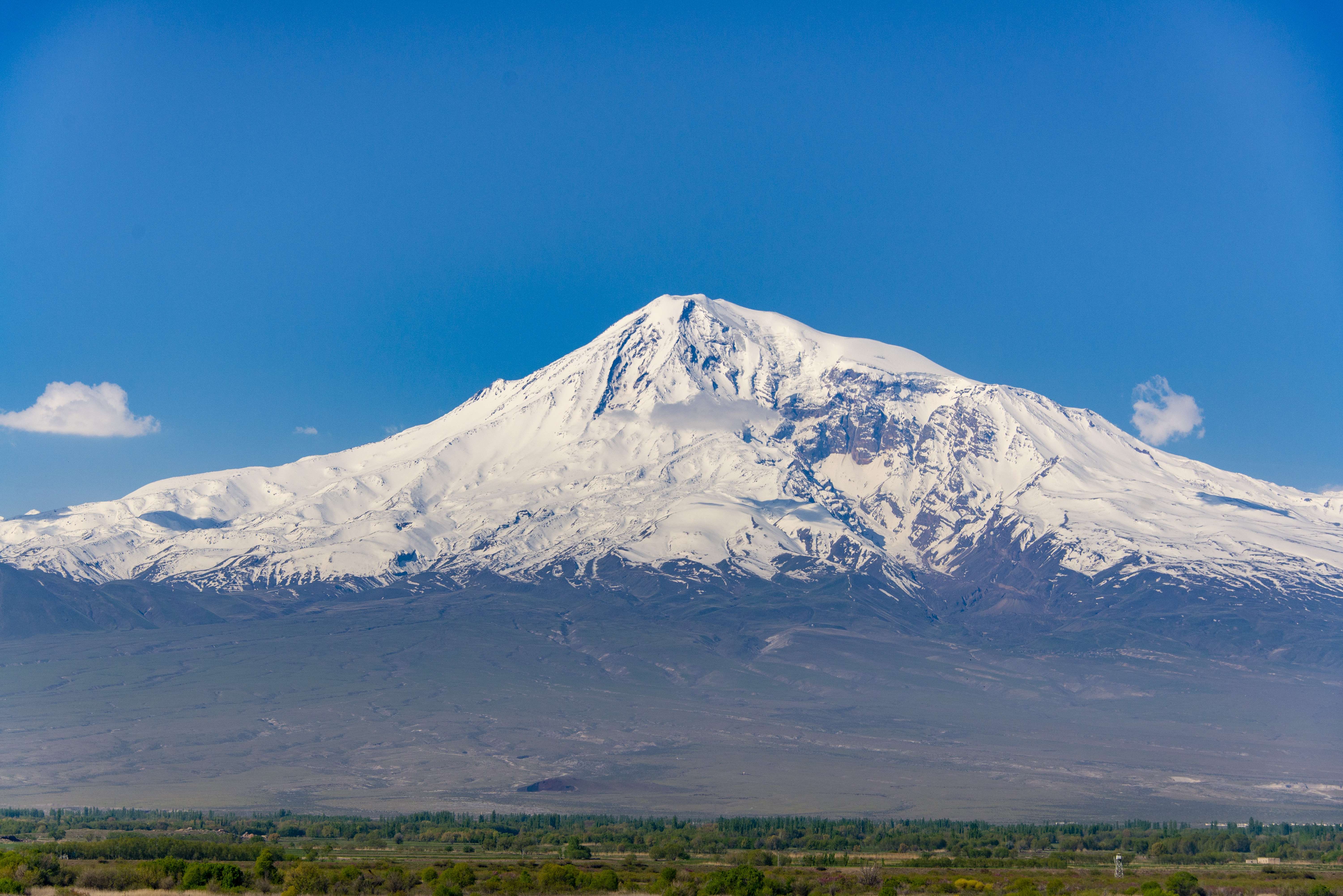Armenia ararat. Гора Арарат в Армении. Гора Алагяз Армения. Гора Масис Армения. Гора Арарат и Масис.